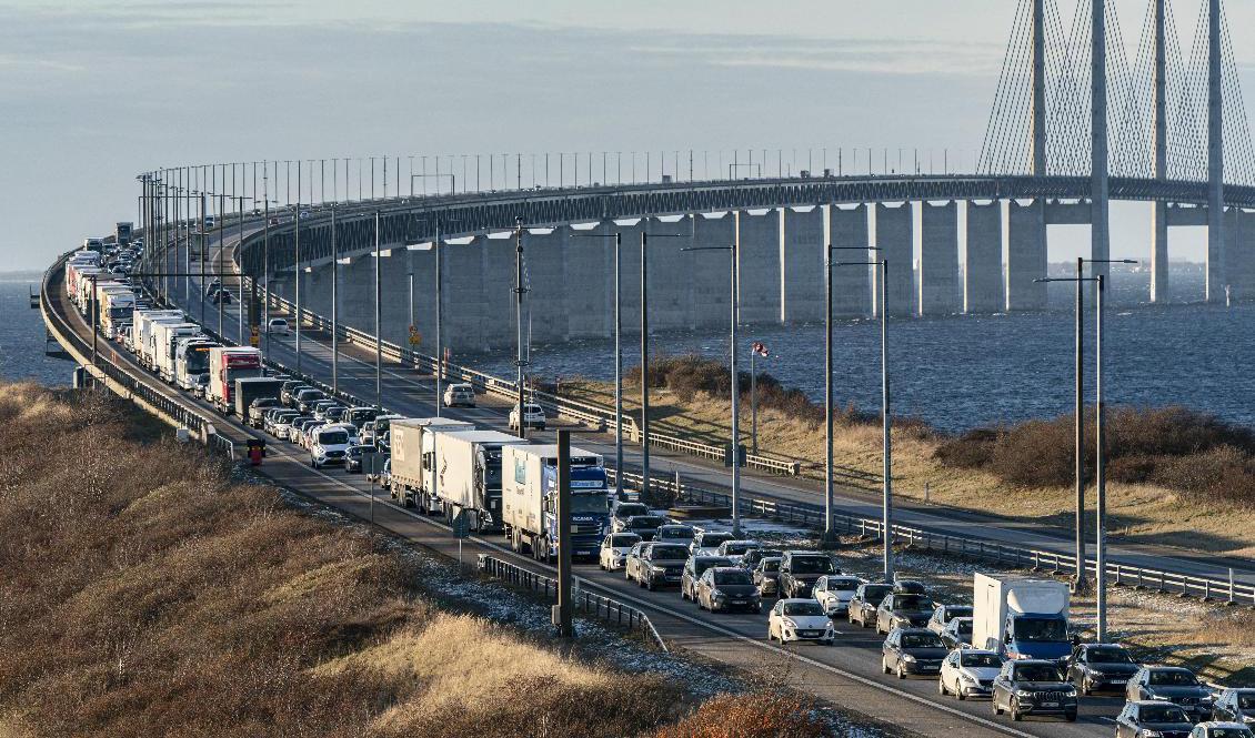 Kö på Öresundsbron när polisen kontrollerar vaccinationsbevis och identitetshandlingar på resenärer på väg in i Sverige på måndagen. Foto: Johan Nilsson/TT