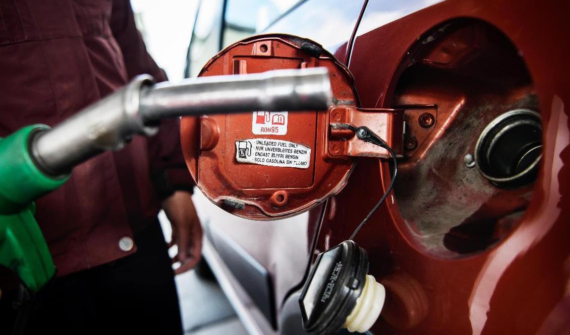På nyårsdagen blev det dyrare att tanka eftersom producenterna måste blanda i mer biodrivmedel i den vanliga dieseln och bensinen. Arkivbild. Foto: Erik Simander/TT
