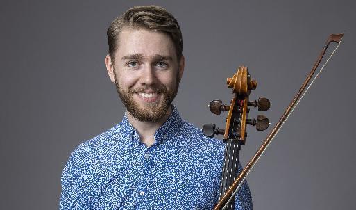 



Tre finalister är utvalda till Kungliga Musikaliska Akademiens Solistpris 2022. Daniel Thorell, violincell, på bild. Solistpriset är Sveriges största tävling för unga musiker. Foto: Micke Görnberg/Sveriges Radio                                                                                                                                                                                
