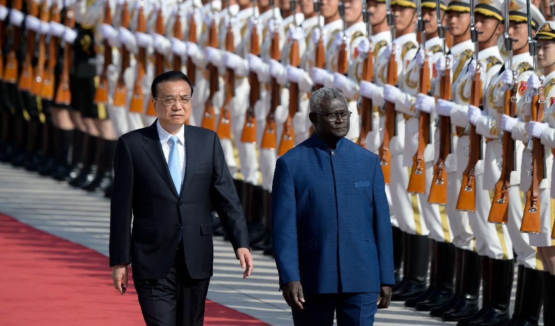 Salomonöarnas premiärminister Manasseh Sogavare inspekterar högvakten tillsammans med Kinas premiärminister Li Keqiang vid ett besök i Peking, 2019. Foto: Wang Zhao/AFP via Getty Images