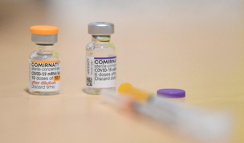 


Pfizer-Biontechs covid-19-vaccin. Flera fall har rapporterats där personer som inte vill ta vaccinet betalar andra att göra det åt dem. Foto: Eliot Blondet/AFP via Getty Images                                                                                                                                    