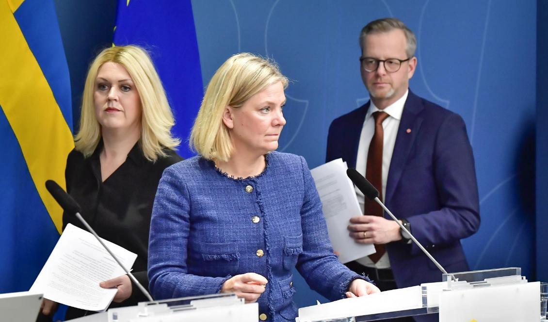 Statsminister Magdalena Andersson, socialminister Lena Hallengren och finansminister Mikael Damberg vid en pressträff tidigare denna månad. Foto: Jonas Ekströmer/TT