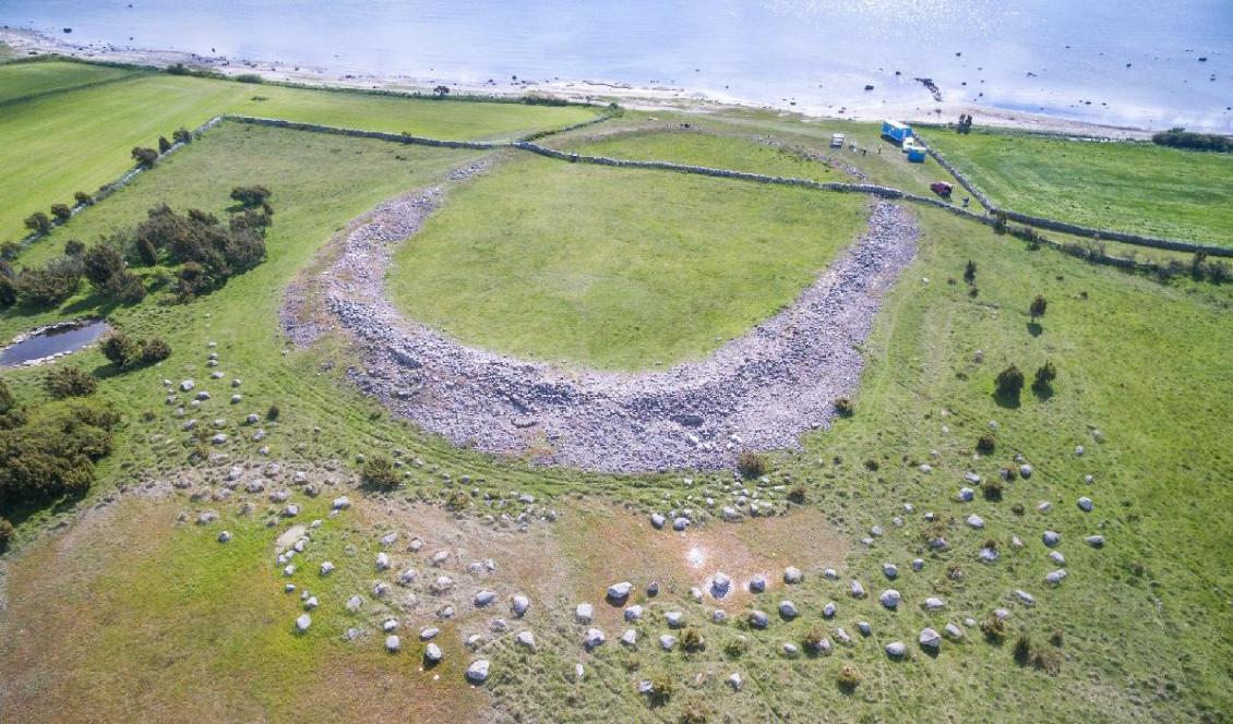 
Sandby borg ligger på Ölands östra sida och lämnades orörd efter att en massaker ägt rum på 400-talet. Något gjorde att ingen vågade plundra skatterna. Foto: Sebastian Jakobsson                                            