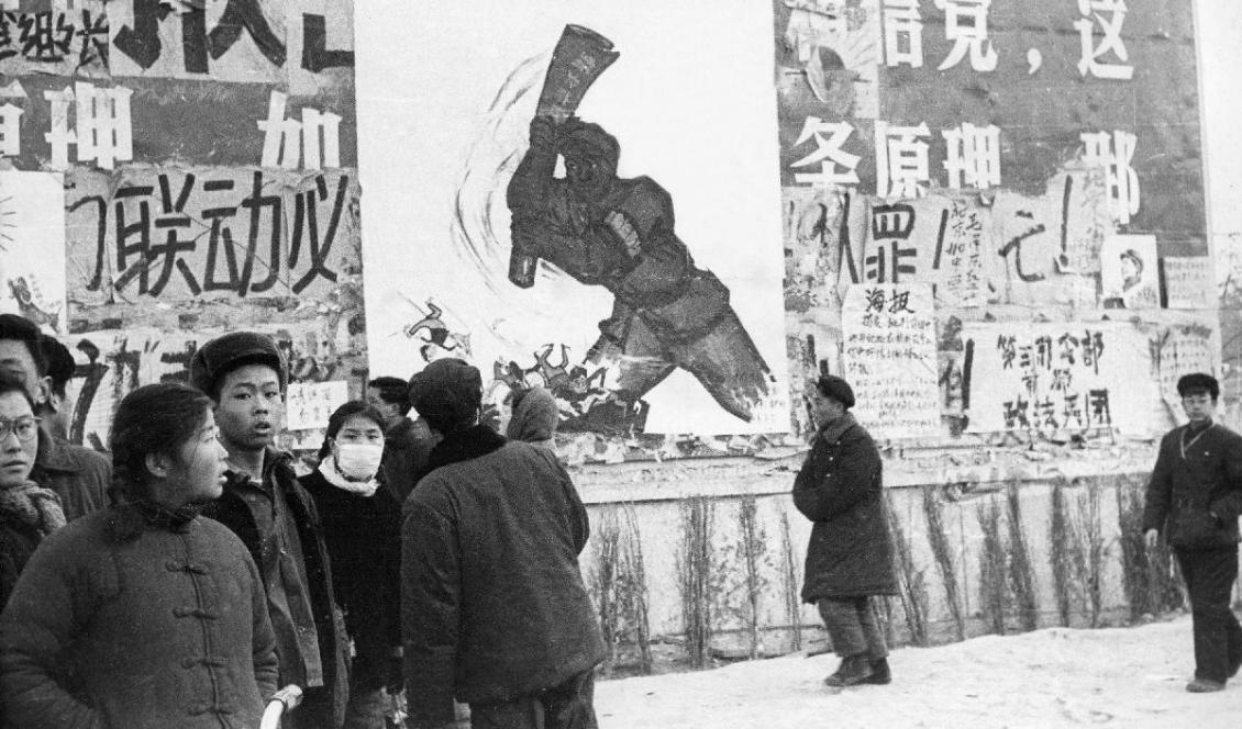 Människor står vid "revolutionära plakat" i centrala Peking under kulturrevolutionen 1967. Det var bara en i raden av dödliga kampanjer mot det egna folket som Kinesiska kommunistpartiet började genomföra direkt efter de tog makten 1949. Foto: Jean Vincent/AFP via Getty Images