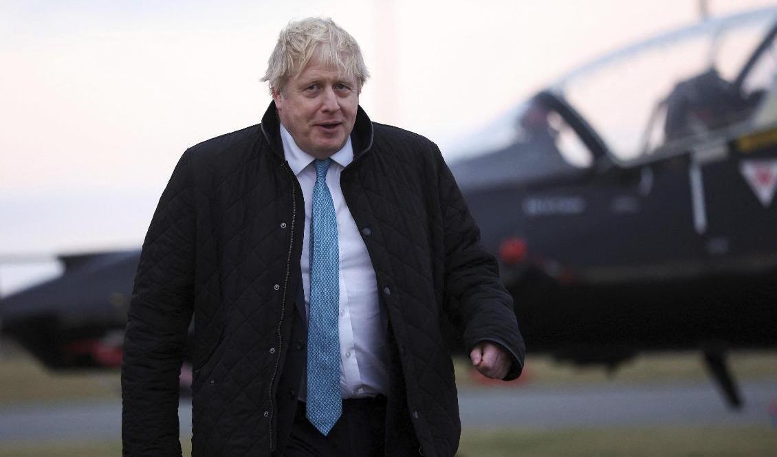 Storbritanniens premiärminister Boris Johnson under ett besök på en flygbas i Wales på torsdagen. Han uppger i ett uttalande att Nato ska erbjudas militärt stöd. Foto: Carl Recine/AP/TT
