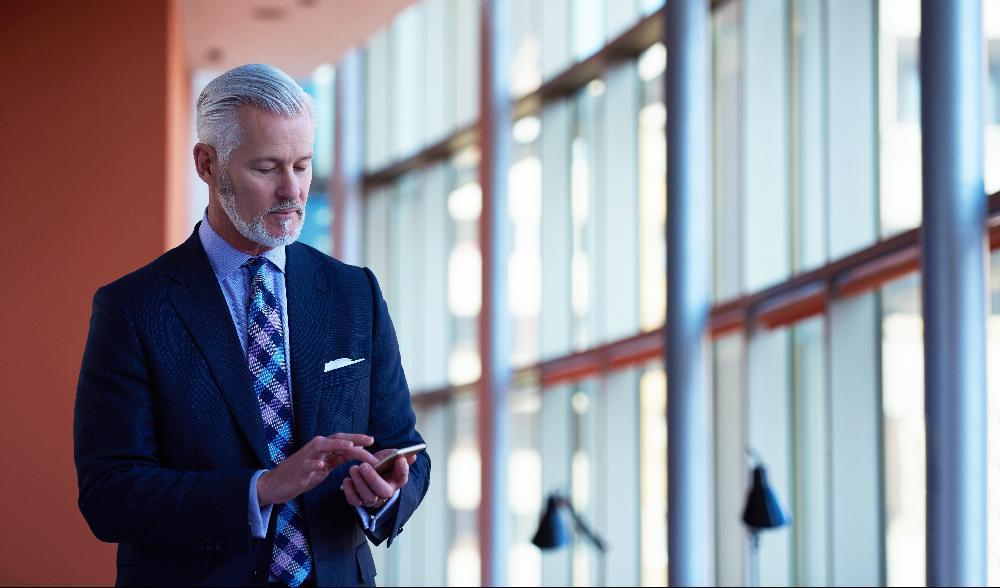 

På bank eller advokatbyrå är det tradition att ha kostym som arbetsplagg. Bär du ofta kostym och vill ta ut svängarna lite så gör gärna det med ditt slipsval, som gentlemannen här. Foto: Shutterstock                                                                                        
