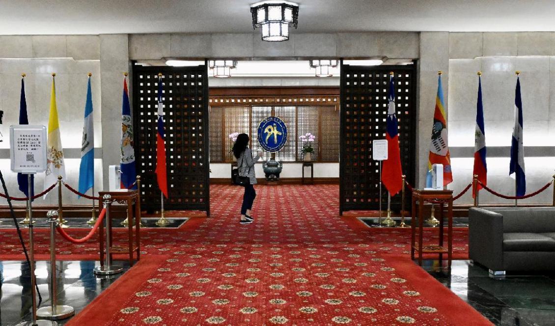 



Flaggor inne i Taiwans utrikesministerium tillhörande de nationer som erkänner Taiwan som land. Taipei den 10 december. Foto: Sam Yem/AFP via Getty Images                                                                                                                                                                                