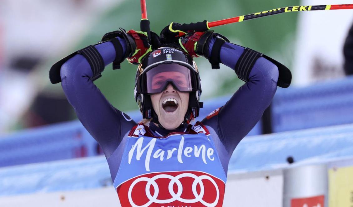 

Sara Hector i målgången i Kronplatz. Foto: Alessandro Trovati/AP/TT                                                                                        
