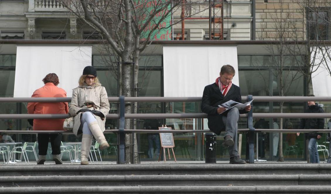Enligt statistiken känner sig många svenskar ensamma. Vad är det som gör att så många inte känner att de har djupa och meningsfulla relationer? Foto: Ben Molyneux