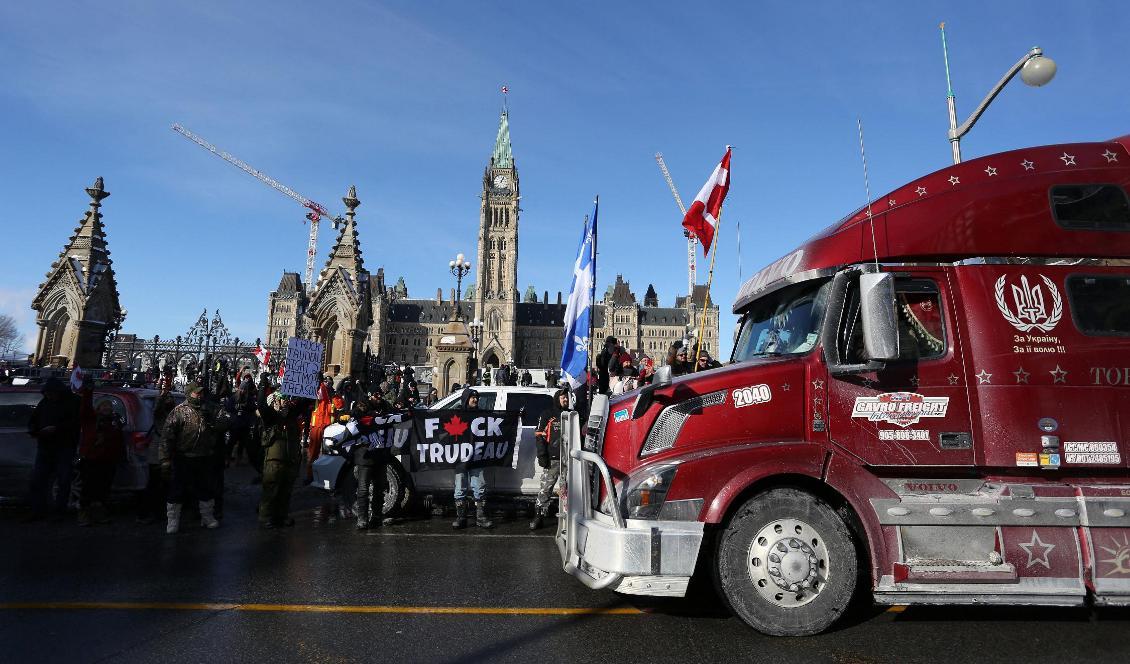 



Människor som stöder ”Freedom Convoy” protesterar utanför parlamentet i Ottawa i Kanada den 28 januari 2022. Foto: Dave Chan/AFP via Getty Images                                                                                                                                                                                