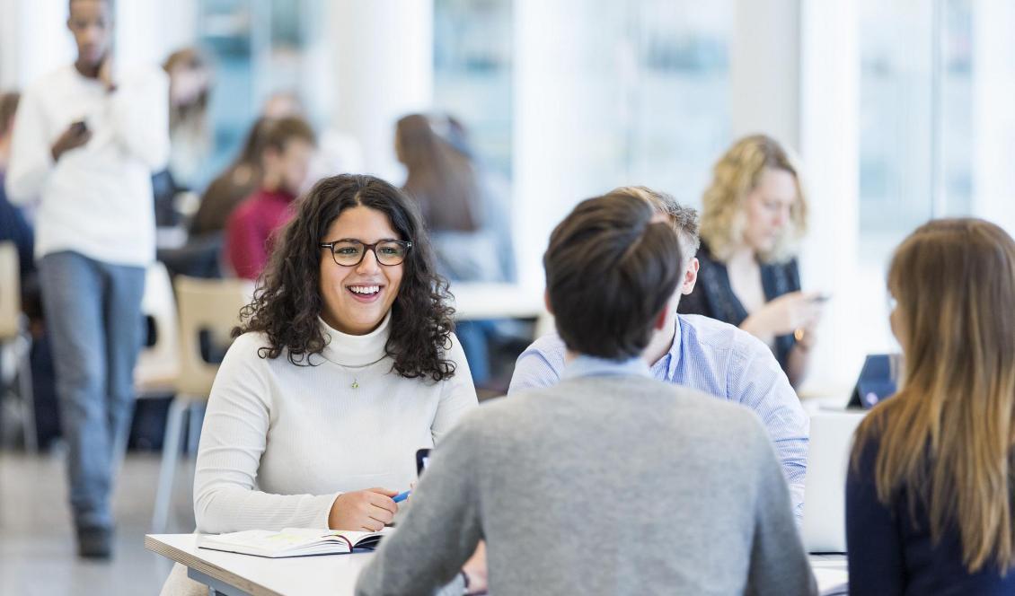 

Många gymnasieungdomar väljer att börja arbeta efter gymnasiet. Foto: CSN                                                                                        