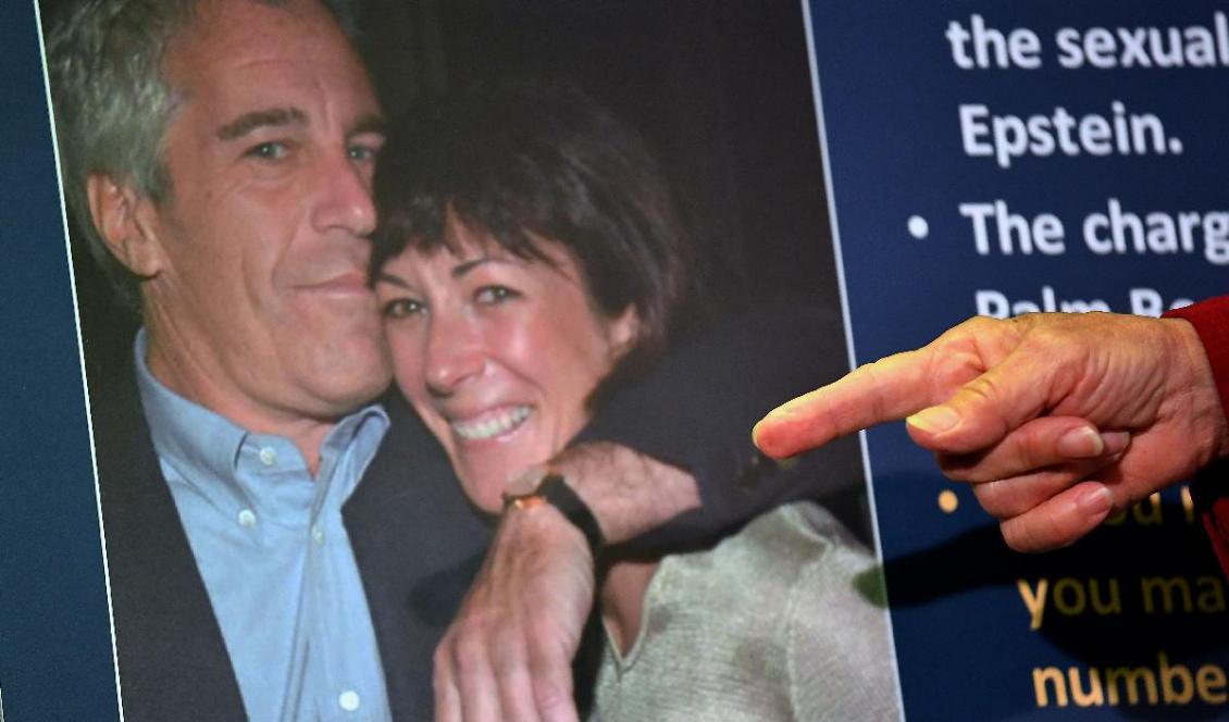 
Åklagaren Audrey Strauss pekar på en bild av Jeffrey Epstein och Ghislaine Maxwell under en presskonferens i New York 2020. Foto: Johannes Eisele/AFP via Getty images                                            