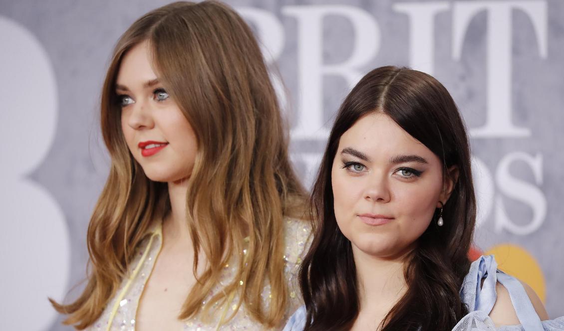 Klara Söderberg (v) och Johanna Söderberg, medlemmar i popgruppen First Aid Kit, vid en gala i London den 20 februari 2019. Foto: Tolga Akmen/AFP via Getty Images