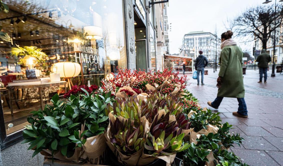 

Glöm inte kontanterna när du ska ut och handla blommor till kärestan. Men tag med kortet för säkerhets skull. Foto: Sofia Drevemo                                                                                        