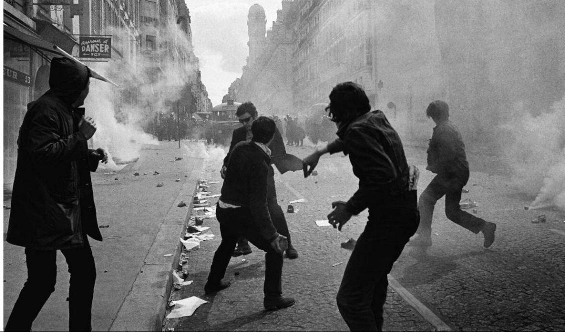 Studenter kastar sten mot säkerhetsstyrkor på Rue Saint-Jacques i Paris, Frankrike, i maj 1968, ett år då det var upplopp i ett flertal stora städer i USA och Europa. Foto: AFP via Getty Images