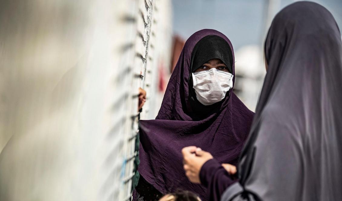 Två kvinnor vid lägret al-Roj i nordöstra Syrien den 20 september 2020. Foto: Delil Souleiman/AFP via Getty Images