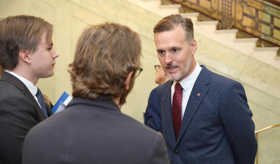 Finansmarknadsminister Max Elger (S) har skickat ut förslag om skärpta identifieringskrav vid fakturaköp på nätet på remiss. Arkivbild. Foto:  Sören Andersson/TT