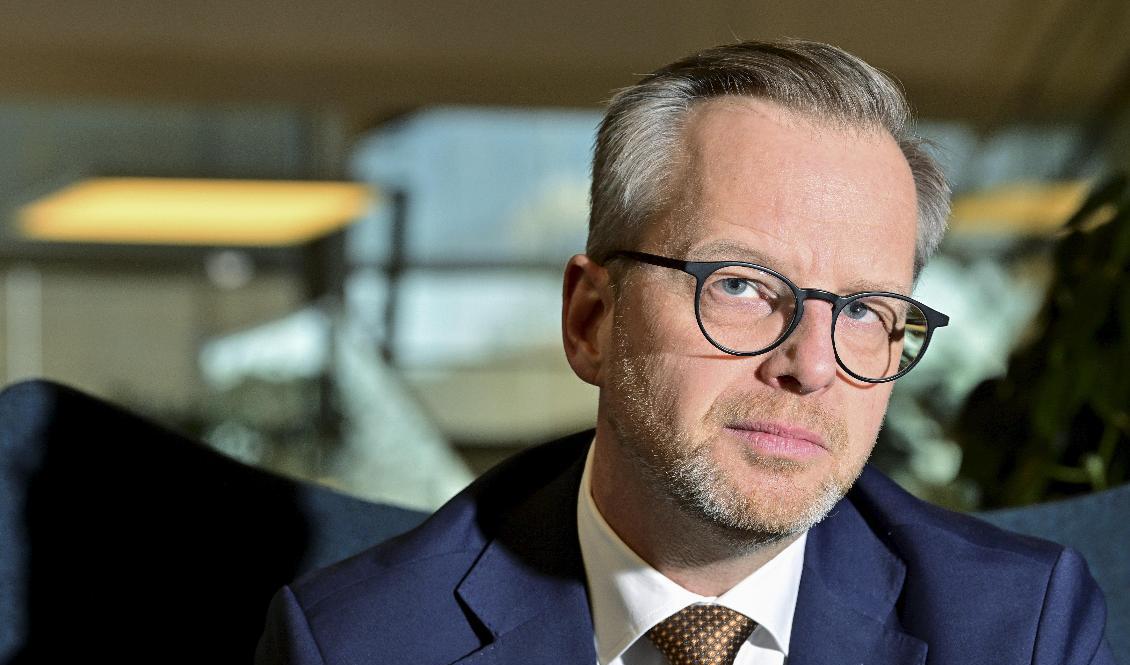 "Det är viktigt att se till att vi inte får en osund mentalitet om att allt ska kompenseras via staten", säger finansminister Mikael Damberg (S). Foto: Jonas Ekströmer/TT