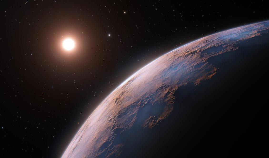 Exoplaneten Proxima d med sin moderstjärna, den röda dvärgstjärnan Proxima Centauri, i bakgrunden enligt en konstnärs bild. Foto:  European Southern Observatory