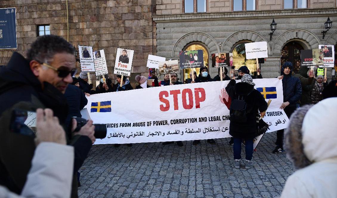 Den 7 februari samlades människor vid Mynttorget i Stockholm för en manifestation. Ytterligare demonstrationer är planerade i Göteborg och Malmö. Foto: Paul Wennerholm/TT