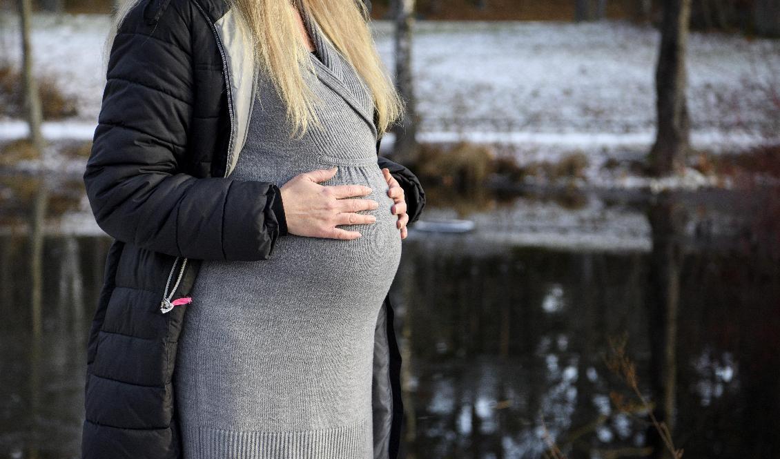 Den mix av kemikalier som till exempel finns i plast eller i teflonstekpannor kan leda till försenad språkutveckling hos barn. Arkivbild. Foto: Jessica Gow/TT