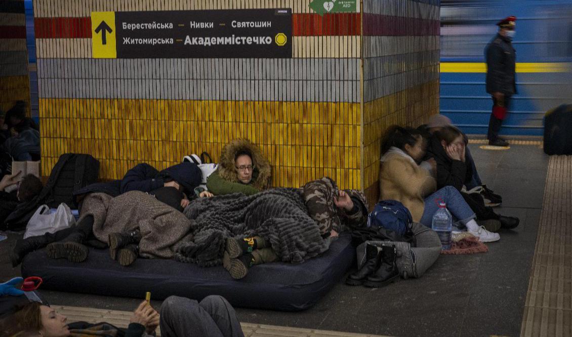 Människor på madrasser i Kievs tunnelbana, som fungerar som skyddsrum. Foto: Emilio Morenatti/AP/TT