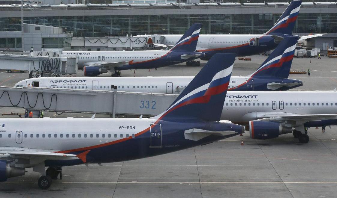 
Ryska flygplan hindras från att flyga över många europeiska länder. Här står ett antal Aeroflot-plan på Sjeremetjevo-flygplatsen utanför Moskva. Arkivbild. Foto: Vidar Ruud/NTB/TT                                            