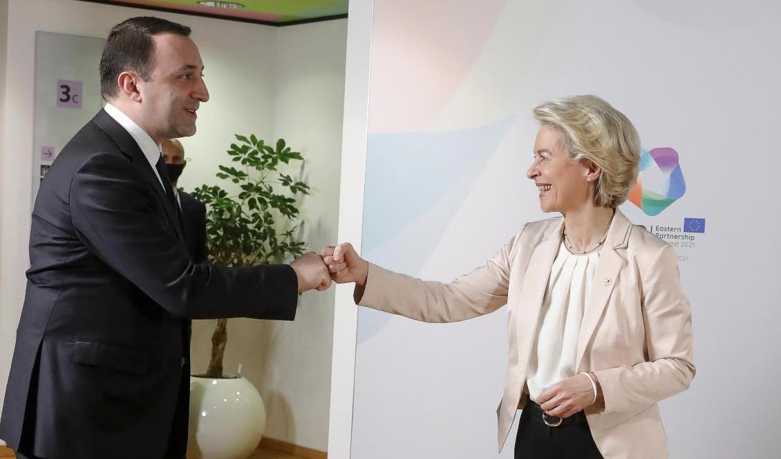 Georgiens premiärminister Irakli Garibasjvili i ett möte med EU-kommissionens ordförande Ursula von der Leyen i december. Arkivbild. Foto: Stephanie Lecocq/AP/TT
