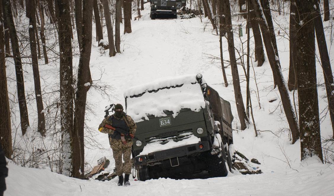 Ukrainska styrkor inspekterar på måndagen skadade militärfordon i utkanten av Charkiv, i nordöstra Ukraina. Foto: Marienko Andrew/AP/TT