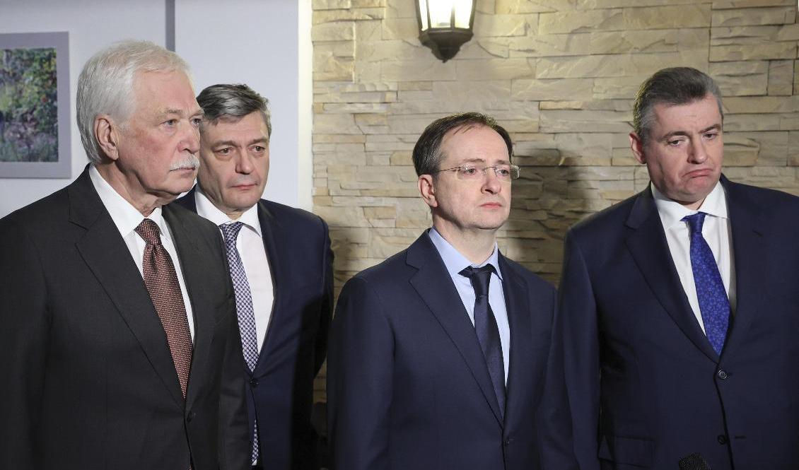 De ryska förhandlarnas chef Vladimir Medinskij och andra delegater vid en presskonferens efter måndagens möte i Vitryssland. Arkivbild. Foto: Maxim Guchek/Belta/AP/TT