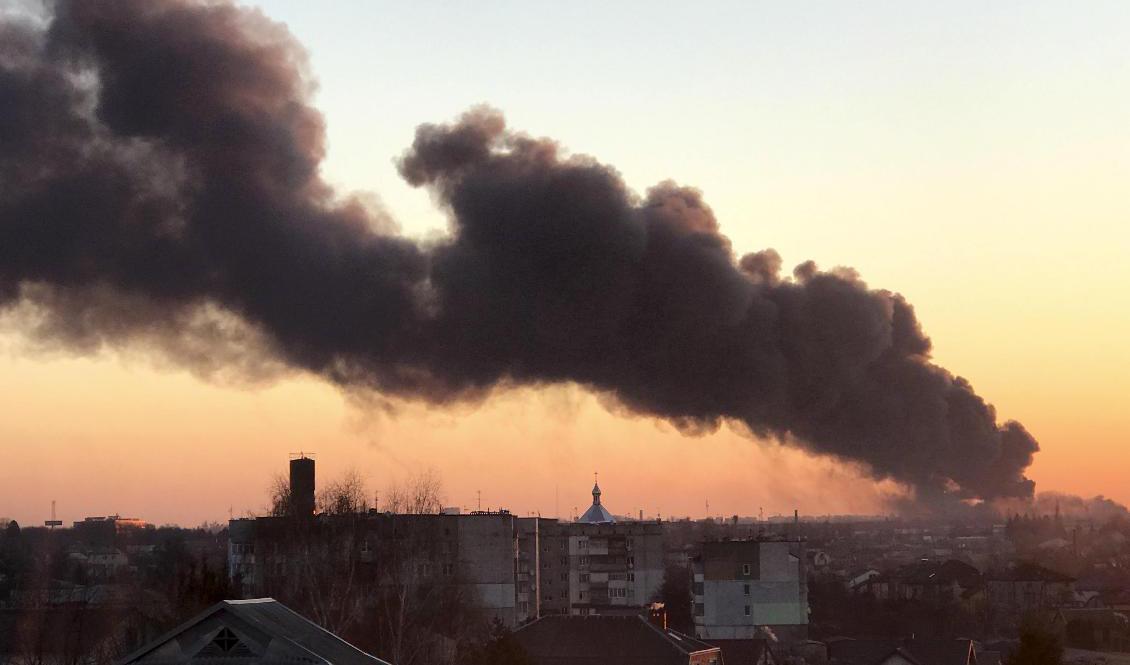Rökmoln efter en explosion nära flygplatsen i Lviv, västra Ukraina på fredagsmorgonen. Foto: AP/TT