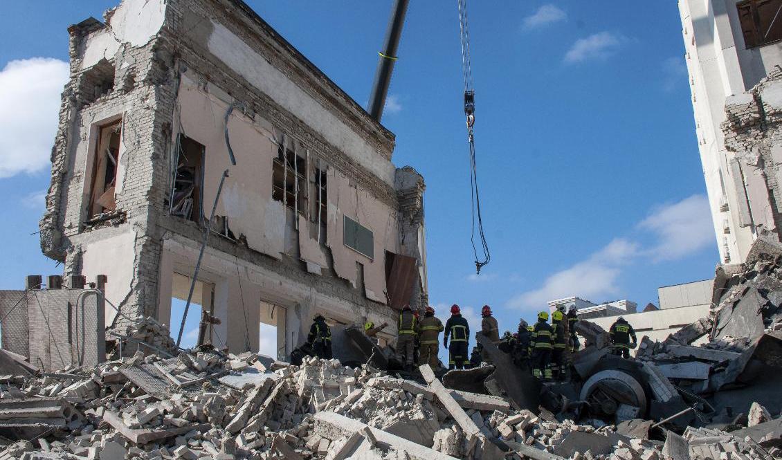 Räddningsarbetare vid rasade hus i Charkiv, i nordöstra Ukraina, på fredagen. Landets inrikesminister säger att det troligtvis finns en stor mängd minor och granater i landet som inte har detonerat. Foto: Andrew Marienko/AP/TT