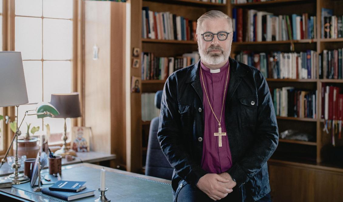 

Någon offentlig diskussion om arbetsrättsliga aspekter i avkragningen av Visby stifts biskop Thomas Petersson har ej synts till. Här ses han i maj 2021. Foto: Jessica Lindgren-Wu                                                                                        