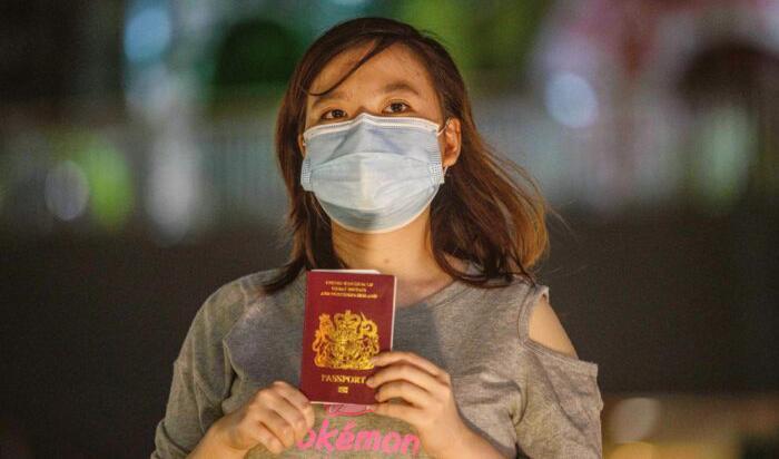 
Nyutexaminerade Asuka Law, 23, med sitt Brittiska Nationella (Overseas) pass i närheten av ett köpcenter i Kwai Chung i Hongkong den 3 juni 2020. Foto: Anthony Wallace/AFP via Getty Images                                            