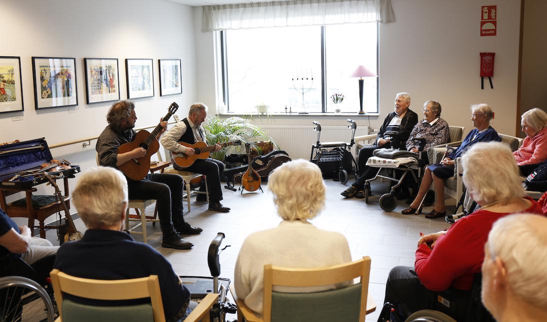 Både digitala och fysiska konserter på äldreboenden har visat sig ha goda effekter för både vårdtagare och personal. Foto: Betaniastiftelsen