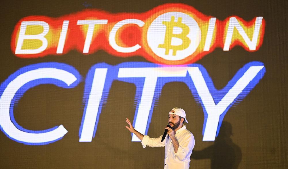 
El Salvadors president, Nayib Bukele, under avslutningsceremonin på Latin Bitcoin Conference (LaBitConf) i El Salvador den 20 november 2021. Foto: Marvin Recinos/AFP via Getty Images                                            