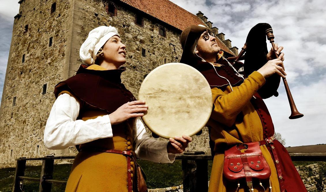 Anna Rynefors och Erik Ask-Upmark bildade för drygt 25 år sedan den medeltida ensemblen Falsobordone. Bilden är tagen utanför Glimmingehus i Skåne. Foto: Erik Ask-Upmark