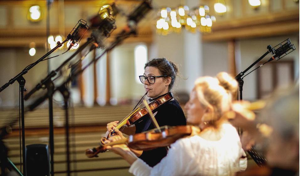 
Med barockinstrument, barockstråkar och ett speciellt spelsätt skapar Sara Uneback och Karlsson Barock den tidsenliga känslan i musiken. Foto:  Johan Wingborg                                            