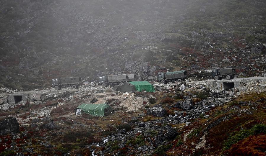 
En konvoj med indiska arméfordon vid gränsen mot Kina. Kinesiska militären bygger nu ut infrastrukturen och stärker sina positioner vid gränsen. Foto: Money Sharma/AFP via Getty Images                                            