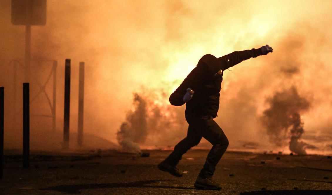 
En demonstrant kastar sten mot polis i Korsikas huvudstad Bastia under söndagen. Foto: Pascal Pochard-Casabianca/AFP/TT                                            