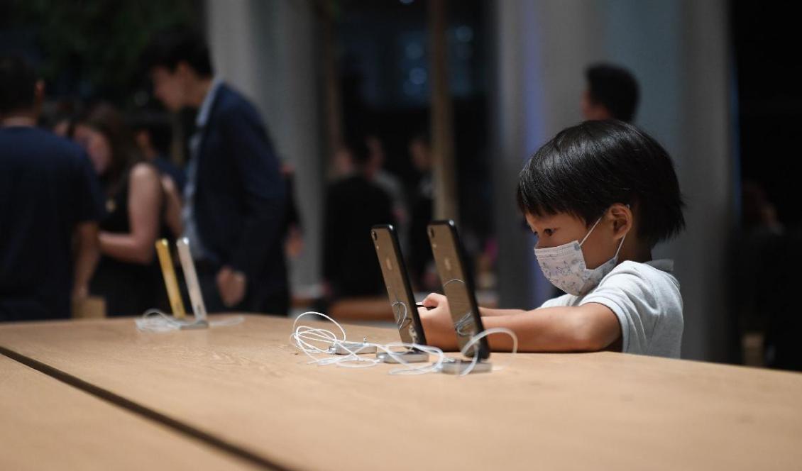 

En liten pojke tittar på en Iphone i en Apple Store i Thailands huvudstad Bangkok. Flera forskare varnar för överdriven skärmtid för små barn. Foto: Lillian Suwanrumpha/AFP via Getty Images                                                                                        