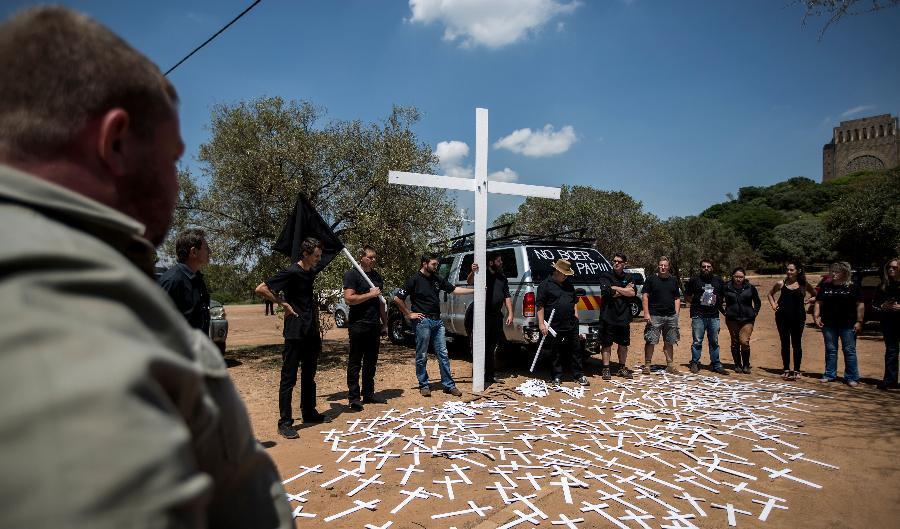 

Medlemmar av organisationen Afriforum och andra deltagare ber under en manifestation mot morden på jord brukare, i Pretoria, Sydafrika, 2017. Foto: Gulshan Khan/AFP via Getty Images                                                                                        