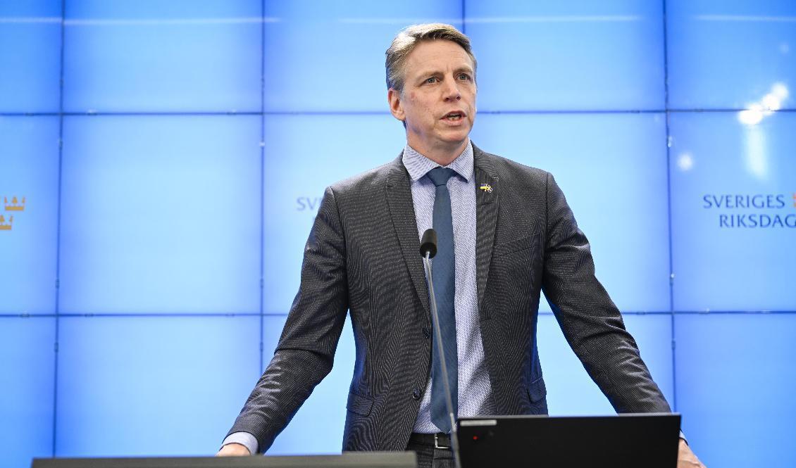 Miljöpartiets språkrör Per Bolund presenterar ekonomiska krisstöd till hushållen vid en pressträff. Foto: Pontus Lundahl/TT