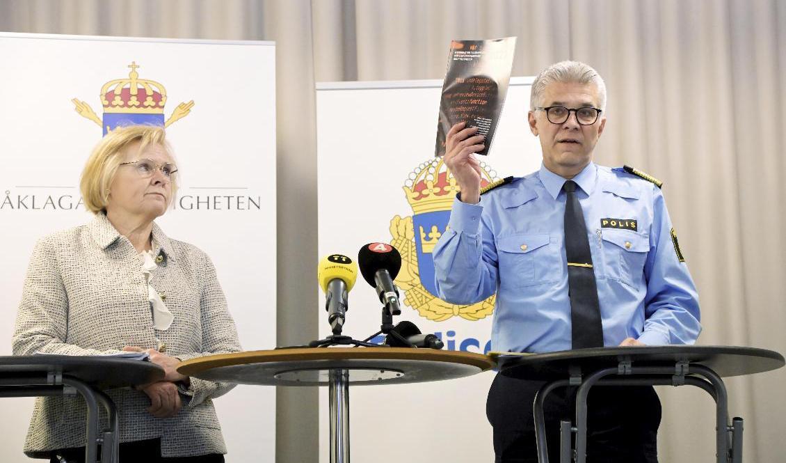 Riksåklagare Petra Lundh och rikspolischef Anders Thornberg presenterar rapporten om det myndighetsgemensamma arbetet mot organiserad brottslighet. Foto: Anders Wiklund/TT