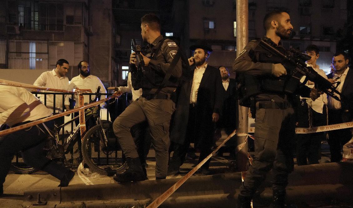 Polis vid området där en man sköt ihjäl fem personer i tisdags kväll i Bnei Brak, nära Tel Aviv. Foto: Oded Balilty/AP/TT