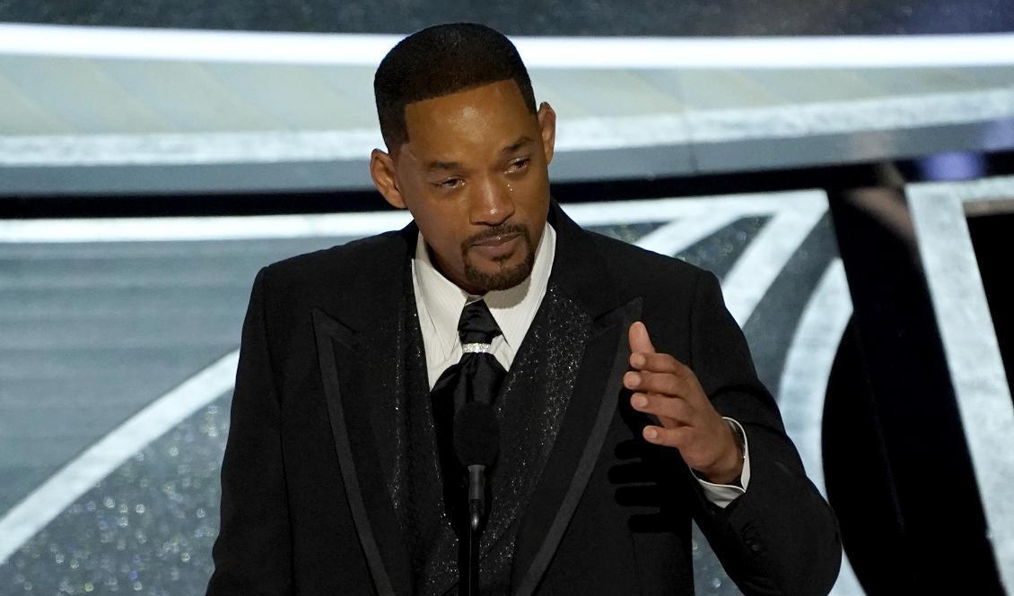 Will Smith fick ta emot en Oscar bara halvtimmen efter det att han slagit till Chris Rock på samma scen. Bild från Oscarsgalan natten mot i måndags. Foto: Chris Pizzello/AP/TT