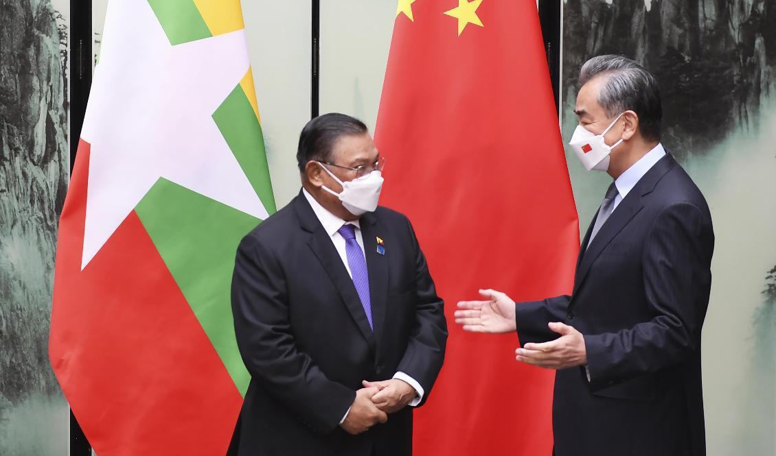 
Kinas utrikesminister Wang Yi, till höger, tillsammans med sin utrikesministerkollega från Myanmar, Wunna Maung Lwin. Foto: Zhou Mu/AP/TT                                            