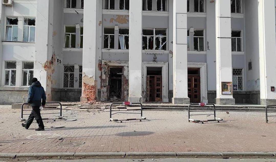 Det centrala postkontoret i Tjernihiv har skadats i den senaste månadens strider. Bilden togs den 30 mars. Foto: AP/TT