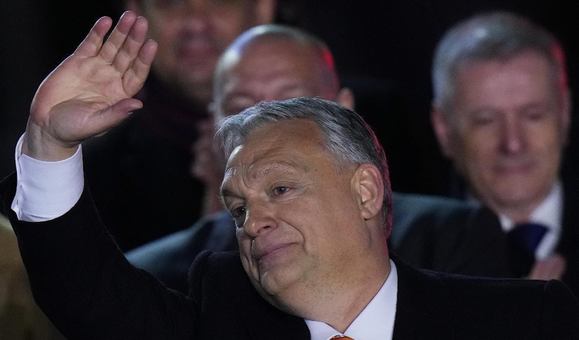 Ungerns premiärminister Viktor Orbán, här på sin valvaka i söndags, tog hem en storseger i parlamentsvalet. Foto: Petr David Josek/AP/TT