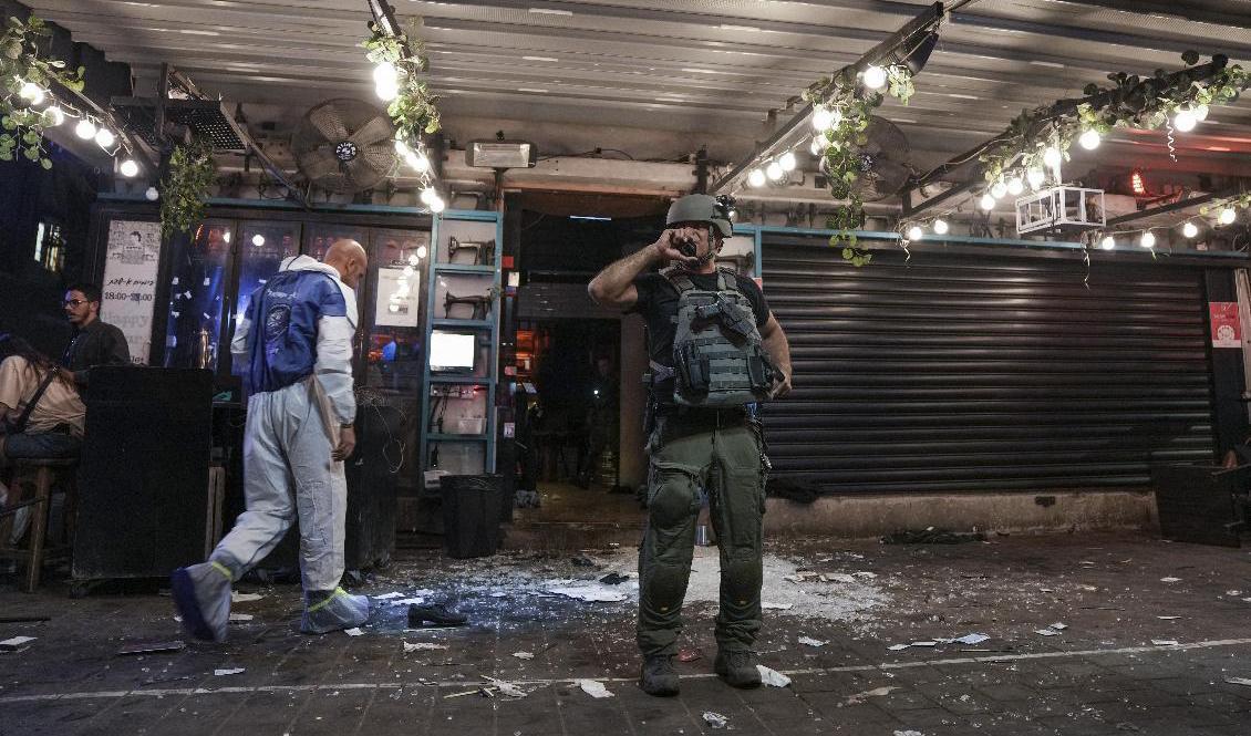 Flera personer har skadats i en skottlossning i Tel Aviv. Foto: Ariel Schalit/AP/TT